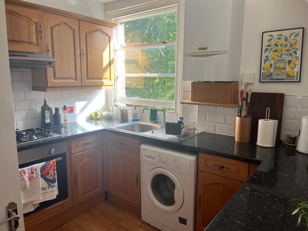 2 Bedroom Top Floor Flat, West Dulwich Free Street Parking لندن المظهر الخارجي الصورة